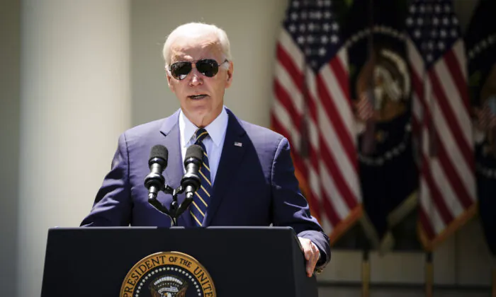 Tổng thống Joe Biden diễn thuyết trong một sự kiện ở Vườn Hồng thông báo việc đề cử Tham mưu trưởng Lực lượng Không quân, Tướng Charles Q. Brown, làm Chủ tịch Hội đồng Tham mưu trưởng Liên quân kế tiếp tại Tòa Bạch Ốc ở Hoa Thịnh Đốn hôm 25/05/2023. (Ảnh: Madalina Vasiliu/The Epoch Times)