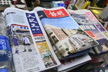 Ấn bản Hoa ngữ của The Epoch Times được bày bán tại một sạp báo ở Hồng Kông hôm 02/05/2023. (Ảnh: Sung Pi-Lung/The Epoch Times)