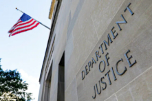 Bảng hiệu tên được nhìn thấy tại trụ sở Bộ Tư pháp Hoa Kỳ ở Hoa Thịnh Đốn, vào ngày 29/08/2020. (Ảnh: Andrew Kelly/Reuters)