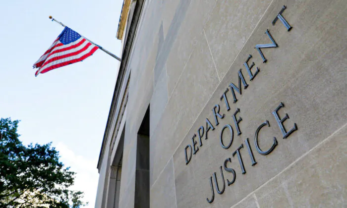 Bảng hiệu tên được nhìn thấy tại trụ sở Bộ Tư pháp Hoa Kỳ ở Hoa Thịnh Đốn, vào ngày 29/08/2020. (Ảnh: Andrew Kelly/Reuters)