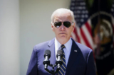 Tổng thống Joe Biden trình bày trong một sự kiện ở Vườn Hồng thông báo đề cử Tham mưu trưởng Lực lượng Không quân, Tướng Charles Q. Brown làm Chủ tịch Hội đồng Tham mưu trưởng Liên quân tiếp theo tại Tòa Bạch Ốc ở Hoa Thịnh Đốn, hôm 25/05/2023. (Ảnh: Madalina Vasiliu/The Epoch Times)