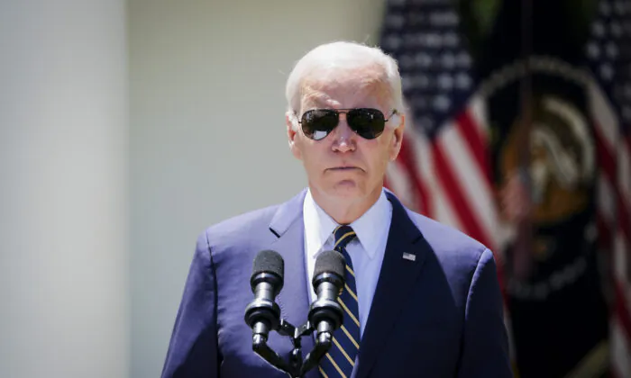 Tổng thống Joe Biden trình bày trong một sự kiện ở Vườn Hồng thông báo đề cử Tham mưu trưởng Lực lượng Không quân, Tướng Charles Q. Brown làm Chủ tịch Hội đồng Tham mưu trưởng Liên quân tiếp theo tại Tòa Bạch Ốc ở Hoa Thịnh Đốn, hôm 25/05/2023. (Ảnh: Madalina Vasiliu/The Epoch Times)