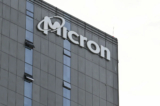 Quang cảnh một tòa nhà nơi đặt cơ sở của đại công ty bán dẫn Micron của Hoa Kỳ tại Thượng Hải hôm 22/05/2023. (Ảnh: Hector Retamal/AFP qua Getty Images)