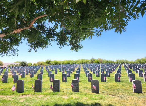 Một biển bia mộ được tô điểm với những lá cờ vinh danh các cựu chiến binh đã khuất tại Nghĩa trang Tưởng niệm Cựu chiến binh Arizona ở Marana, Arizona, hôm 27/05/2023. (Ảnh: Allan Stein/The Epoch Times)