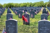 Hơn 1,800 phần mộ được cắm cờ vào Ngày Chiến sĩ Trận vong tại Nghĩa trang Tưởng niệm Cựu chiến binh Arizona hôm 27/05/2023. (Ảnh: Allan Stein/The Epoch Times)