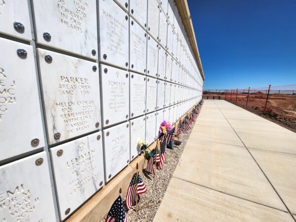 Hơn 1,000 hài cốt của các cựu chiến binh đã khuất được lưu giữ tại Columbarium ở Nghĩa trang Tưởng niệm Cựu chiến binh Arizona hôm 27/05/2013. (Ảnh: Allan Stein/The Epoch Times)