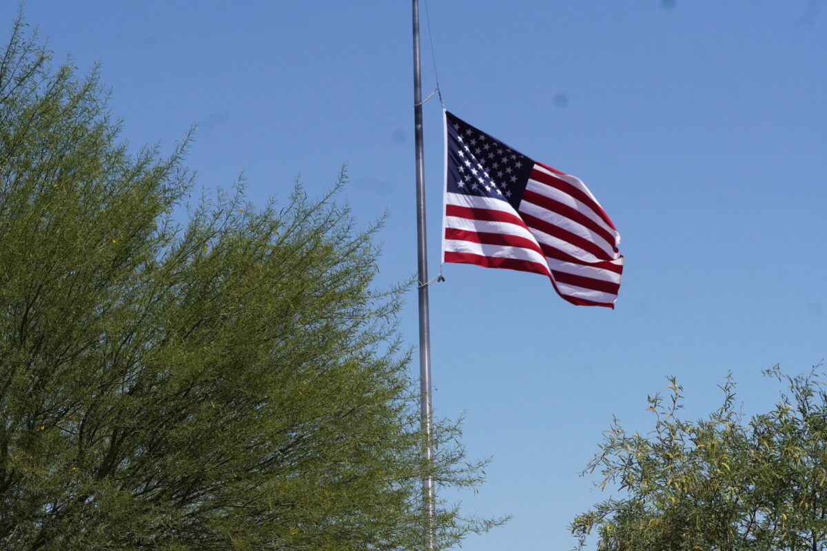 Một lá cờ được treo trong Ngày Chiến sĩ Trận vong tại Nghĩa trang Tưởng niệm Cựu chiến binh Arizona hôm 27/05/2023. (Ảnh: Allan Stein/The Epoch Times)