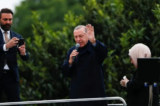 Tổng thống Thổ Nhĩ Kỳ Tayyip Erdogan trình bày trước những người ủng hộ ông sau các kết quả cuộc thăm dò dư luận sớm cho vòng hai của cuộc bầu cử tổng thống ở Istanbul, Thổ Nhĩ Kỳ, hôm 28/05/2023. (Ảnh: Murad Sezer/Reuters)