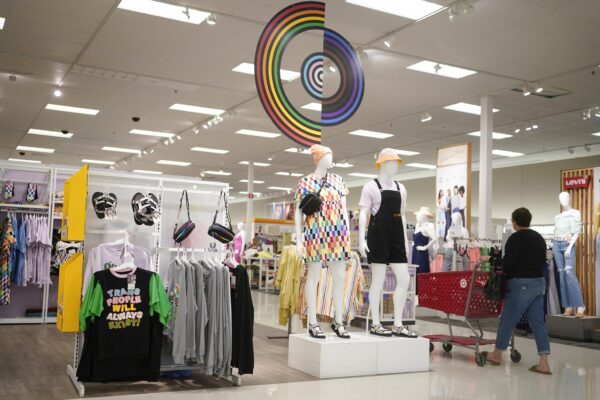 Các mặt hàng của Tháng Tự Hào được bày bán ở phía trước cửa hàng Target ở Hackensack, New Jersey, hôm 24/05/2023. (Ảnh: Seth Wenig/AP Photo)