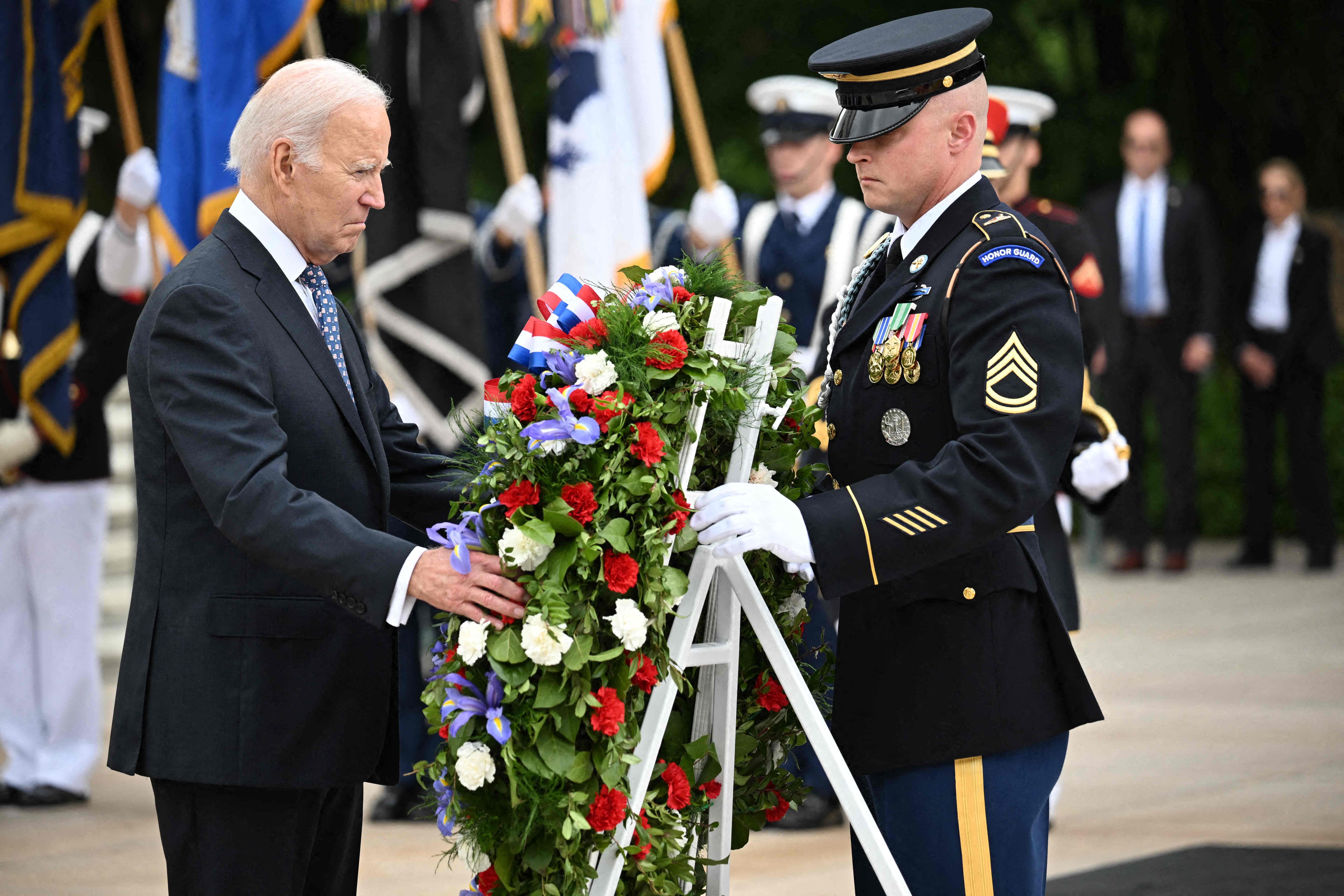 Tổng thống Joe Biden tham gia buổi lễ đặt vòng hoa tại Mộ Chiến sĩ Vô danh ở Nghĩa trang Quốc gia Arlington ở Arlington, Virginia, hôm 29/05/2023. (Ảnh: Mandel Ngan/AFP qua Getty Images)