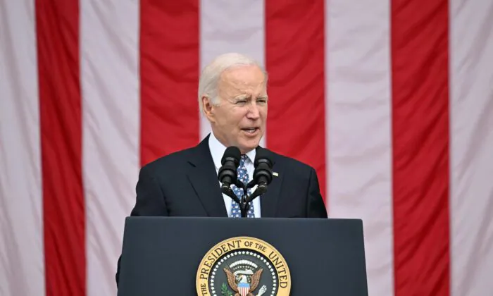 Tổng thống Joe Biden diễn thuyết trong Lễ kỷ niệm Ngày lễ Chiến sĩ Trận vong Quốc gia lần thứ 155 tại Nghĩa trang Quốc gia Arlington ở Arlington, Virginia, hôm 29/05/2023. (Ảnh: Mandel Ngan/AFP qua Getty Images)