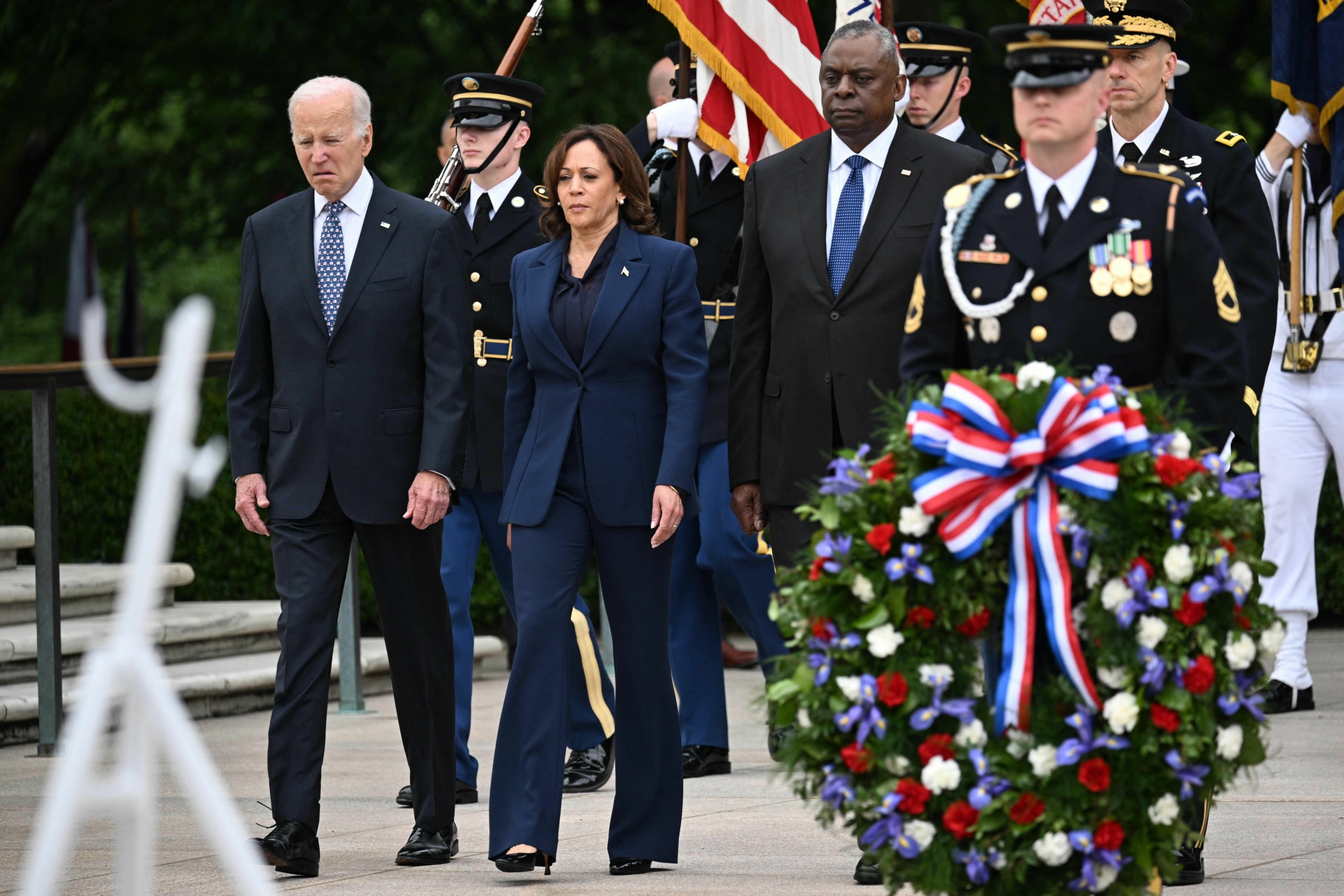 Tổng thống Joe Biden, Phó Tổng thống Kamala Harris, và Bộ trưởng Quốc phòng Lloyd Austin đến tham gia buổi lễ đặt vòng hoa tại Mộ Chiến sĩ Vô danh ở Nghĩa trang Quốc gia Arlington ở Arlington, Virginia, hôm 29/05/2023, nhân lễ kỷ niệm Ngày lễ Chiến sĩ Trận vong. (Ảnh: Mandel Ngân/AFP qua Getty Images)