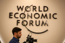 Một người quay phim làm việc trước logo của Diễn đàn Kinh tế Thế giới ở Davos, miền đông Thụy Sĩ, vào ngày 20/01/2019. (Ảnh: Fabrice Coffrini/AFP qua Getty Images)