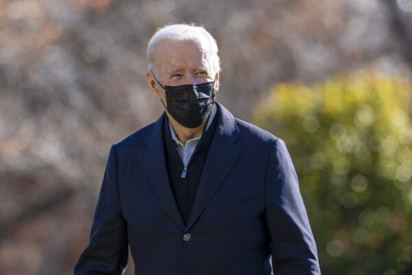 Tổng thống Joe Biden trở về Tòa Bạch Ốc ở thủ đô Hoa Thịnh Đốn, từ Delaware, vào ngày 12/12/2021. (Ảnh: Tasos Katopodis/Getty Images)