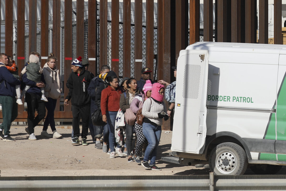 Những người di cư Venezuela và Nicaragua được các đặc vụ của Lực lượng Tuần tra Biên giới vận chuyển sau khi băng qua sông Rio Grande từ Ciudad Juarez, tiểu bang Chihuahua, Mexico đến El Paso, Texas, ngày 27/12/2022. (Ảnh: Herika Martinez/AFP qua Getty Images)