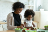 Các chuyên gia cho biết việc để trẻ tham gia vào quá trình nuôi trồng, mua sắm, chuẩn bị thực phẩm, và nấu ăn đem lại sự giáo dục dinh dưỡng vô giá giúp chống lại bệnh béo phì ở trẻ em. (Ảnh: fizkes/Shutterstock)