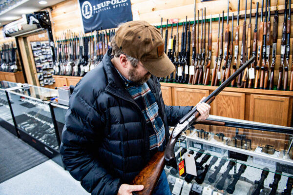Một khách hàng xem súng tại một cửa hàng súng ở Ohio trong một bức ảnh tư liệu. (Ảnh:Brendan Smialowski/AFP qua Getty Images)