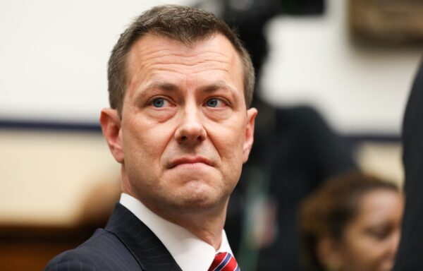 Phó Trợ lý Giám đốc FBI Peter Strzok làm chứng tại Ủy ban Tư pháp và Ủy ban về “Phiên điều trần chung về Giám sát và Cải tổ Chính phủ về Giám sát các hoạt động của FBI và DOJ xung quanh cuộc bầu cử năm 2016” ở Hoa Thịnh Đốn vào ngày 12/07/2018. (Ảnh: Samira Bouaou/The Epoch Times )