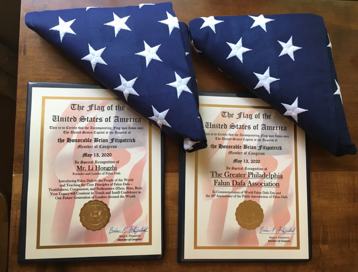 Các chứng nhận quốc kỳ Mỹ tung bay trên Điện Capitol Hoa Kỳ để vinh danh Ngày Pháp Luân Đại Pháp Thế Giới và nhà sáng lập Pháp Luân Đại Pháp, ngài Lý Hồng Chí vào ngày 13/05/2020. (Ảnh: Được đăng dưới sự cho phép của bà Jennie Sheeks)