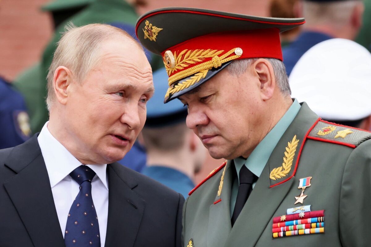 Tổng thống Nga Vladimir Putin nói chuyện với Bộ trưởng Quốc phòng Nga Sergei Shoigu trong một buổi lễ đặt vòng hoa tưởng niệm tại Mộ Chiến sĩ Vô danh ở Moscow, Nga, vào ngày 22/06/2022. (Ảnh: Mikhail Metzel/Sputnik/Kremlin Pool Photo qua AP)