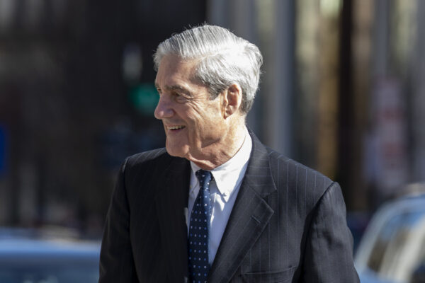 Biện lý Đặc biệt Robert Mueller tản bộ sau khi tham dự Thánh lễ ở Hoa Thịnh Đốn vào ngày 24/03/2019. (Ảnh: Tasos Katopodis/Getty Images)