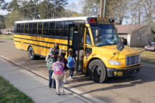 Trẻ em rời Trường Tiểu học Wilkins ở Jackson, Mississippi, vào ngày 24/03/2022. (Ảnh: Francois Picard/AFP qua Getty Images)