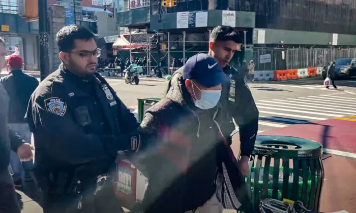 Cảnh sát bắt ông Tề Trung Bình (Qi Zhongping), người phải đối mặt với các cáo buộc tấn công các học viên Pháp Luân Công ở khu phố Flushing của Queens, New York, hôm 18/02/2023. (Ảnh: Chụp màn hình qua The Epoch Times)