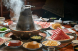 Nồi đồng nấu món thịt dê nhúng, khi đậy nắp thì giống như nhà bạt Mông Cổ, mở nắp ra lại giống như nón giáp của kỵ binh Mông Cổ.  (Ảnh: Shutterstock)