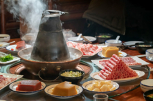 Nồi đồng nấu món thịt dê nhúng, khi đậy nắp thì giống như nhà bạt Mông Cổ, mở nắp ra lại giống như nón giáp của kỵ binh Mông Cổ.  (Ảnh: Shutterstock)