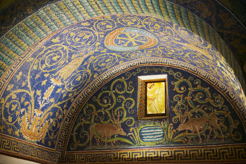 Những bức tranh khảm mosaic tô điểm cho nội thất của Lăng Galla Placidia ở thành phố Ravenna. (Ảnh: Dmitry Chulov/Shutterstock)