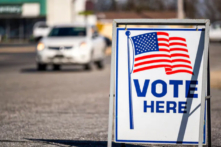 Một biển báo ‘bỏ phiếu tại đây’ trong một bãi đậu xe. (Ảnh: Mike Flipp/Shutterstock)