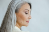 Muốn tóc không bị bạc sớm, bạn nên tránh 3 thói quen hàng ngày gây hại cho tóc. (Ảnh: Yaroslav Astakhov/Shutterstock)