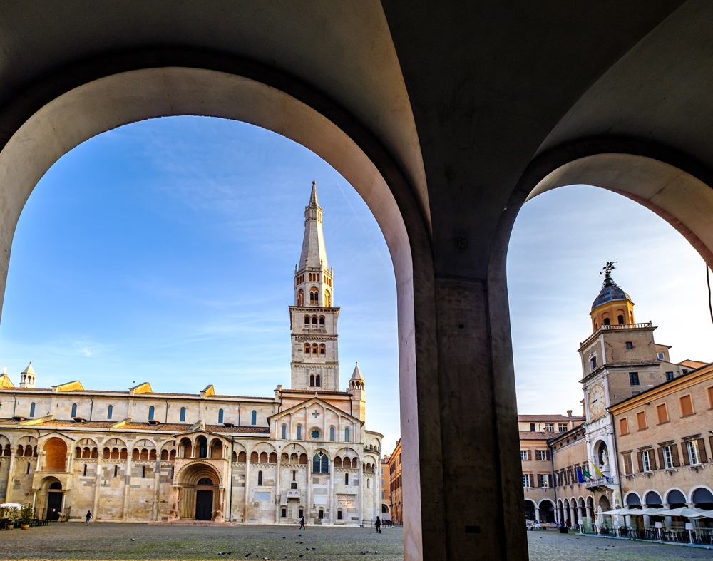 Thành phố Modena có một trung tâm lịch sử với một nhà thờ được UNESCO vinh danh có từ thế kỷ 12 theo kiến trúc La Mã, và một tháp chuông 200 bậc thang có tầm nhìn tuyệt vời. (Ảnh: FooTToo/Shutterstock)
