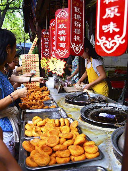 Bánh hồng hoàng quế là món ăn vặt có hương vị đặc biệt trong mùa thu đông. (Ảnh: Shutterstock)