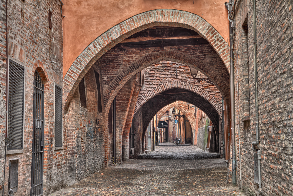 Thành phố Ferrara được UNESCO vinh danh vì vai trò của mình trong thời kỳ Phục hưng ở Ý. Du khách chỉ có thể tham quan nơi đây bằng xe đạp hoặc đi bộ — không có bất kỳ ngọn đồi nào, không được phép sử dụng xe hơi trong thành phố cổ. (Ảnh: ermess/Shutterstock)