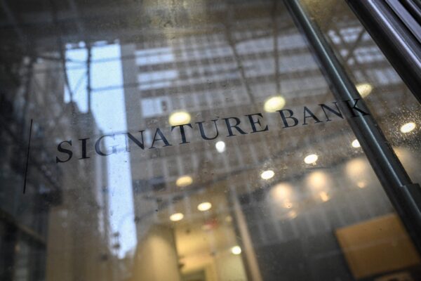 Một chi nhánh của Signature Bank ở New York hôm 13/03/2023. (Ảnh: Ed Jones/AFP qua Getty Images)