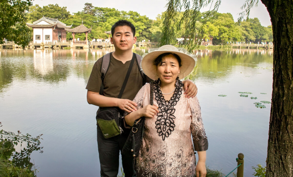 Anh Trương Hiểu Phong (Simon Zhang) và mẹ của anh, bà Quý Vân Chi (Ji Yunzhi), trong một chuyến đi đến thành phố Hàng Châu, tỉnh Chiết Giang, Trung Quốc, vào năm 2012. Bà Quý, một học viên Pháp Luân Công, đã tử vong trong cuộc đàn áp Pháp Luân Công của chính quyền Trung Quốc vào tháng 03/2022. (Ảnh: Đăng dưới sự cho phép của anh Trương Hiểu Phong)