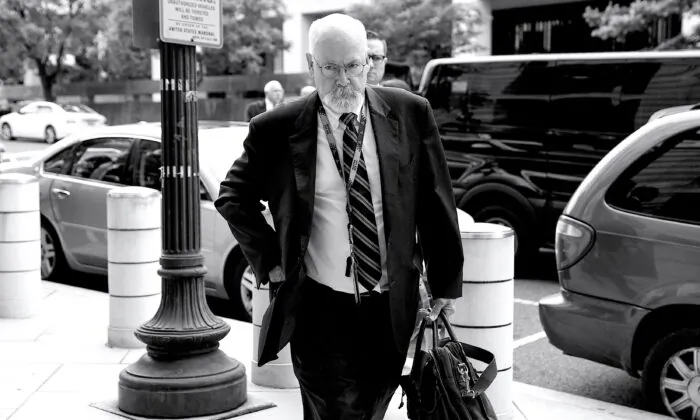 Biện lý Đặc biệt John Durham đến tòa án liên bang ở Hoa Thịnh Đốn vào ngày 16/05/2022. (Ảnh: Evan Vucci/AP Photo)