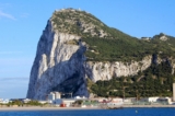 Núi đá vôi Rock of Gibraltar dôc đứng nổi tiếng nhìn ra thị trấn cùng tên ở bên dưới. (Ảnh: Rick Steves, Rick Steves’ Europe)