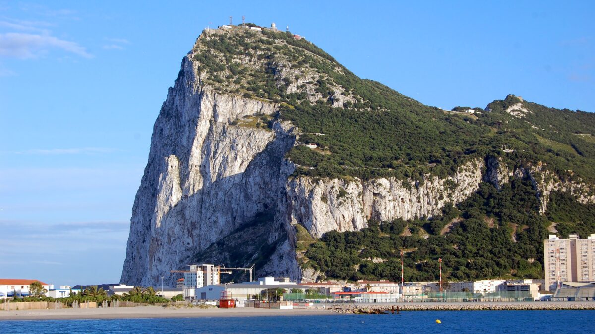 Núi đá vôi Rock of Gibraltar dôc đứng nổi tiếng nhìn ra thị trấn cùng tên ở bên dưới. (Ảnh: Rick Steves, Rick Steves’ Europe)