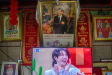 Một chiếc tivi chiếu một chương trình tọa đàm của Trung Quốc bên dưới bức ảnh lãnh đạo Trung Quốc Tập Cận Bình trong một ngôi nhà được chuyển đổi thành nhà trọ cho khách du lịch ở thôn Trát Tây Cương (Zhaxigang) gần Lâm Chi (Nyingchi) thuộc vùng Tây Tạng, vào ngày 04/06/2021. (Ảnh: Mark Schiefelbein/Ảnh tư liệu/AP Photo)