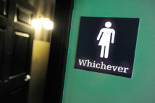 Một biển báo trung lập về giới tính được dán bên ngoài một phòng tắm ở Durham, North Carolina, hôm 11/05/2016. (Ảnh: Sara D. Davis/Getty Images)