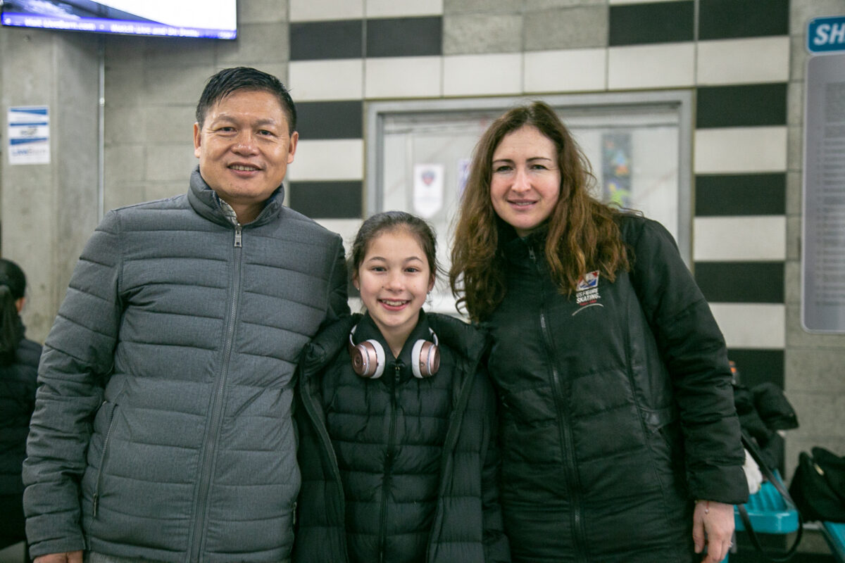 Ông Arthur Liu (trái) và con gái Alysa Liu (Lưu Mỹ Hiền, giữa) trong một bức ảnh không đề ngày tháng. (Ảnh: Cao Jingzhe/The Epoch Times)