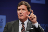 Người chủ trì chương trình của Fox News Tucker Carlson trò chuyện với khán giả tại Hoa Thịnh Đốn, vào ngày 29/03/2019. (Ảnh: Chip Somodevilla/Getty Images)