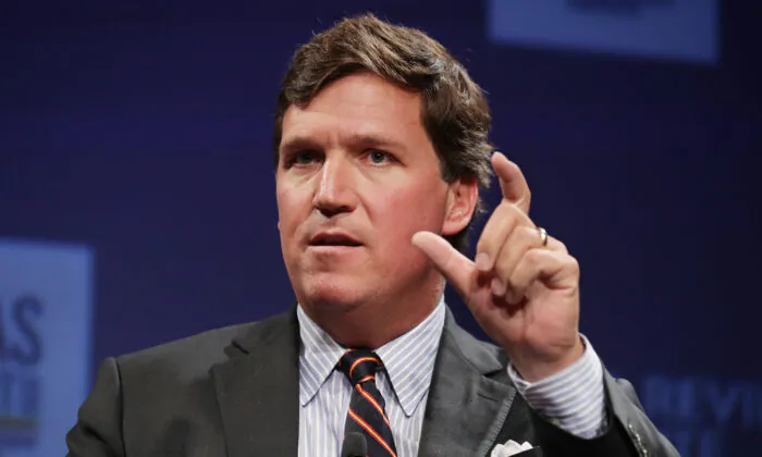 Người chủ trì chương trình Fox News Tucker Carlson nói chuyện tại Hoa Thịnh Đốn vào ngày 29/03/2019. (Ảnh: Chip Somodevilla/Getty Images)