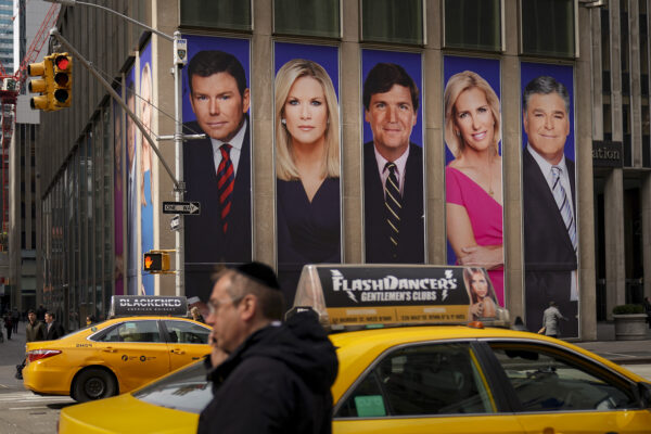 Một quảng cáo có các nhân vật nổi tiếng của Fox News, bao gồm ông Tucker Carlson và ông Sean Hannity, tại thành phố New York, vào ngày 13/03/2019. (Ảnh: Drew Angerer/Getty Images)