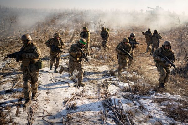 Các binh sĩ Ukraine thuộc Lữ đoàn xe Tăng Độc lập số 3 tham gia một cuộc tập trận, cách tiền tuyến không xa, ở vùng Kharkiv, Ukraine, ngày 23/02/2023. (Ảnh: Vadim Ghirda/AP Photo)