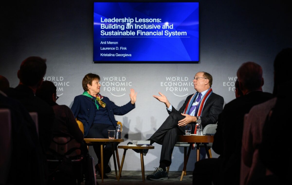 Giám đốc Điều hành Quỹ Tiền tệ Quốc tế (IMF) Kristalina Georgieva (trái) nói chuyện với Chủ tịch kiêm Tổng giám đốc BlackRock Laurence D. Fink trong một phiên họp tại cuộc họp thường niên của Diễn đàn Kinh tế Thế giới (WEF) ở Davos, hôm 23/01/2020. (Ảnh: Fabrice Coffrini/AFP qua Getty Images)