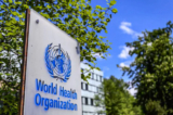 Một tấm bảng hiệu của Tổ chức Y tế Thế giới tại Geneva vào ngày 24/04/2020. (Ảnh: Fabrice Coffrini/AFP qua Getty Images)