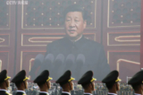 Các binh sĩ của Quân Giải phóng Nhân dân được nhìn thấy trước một màn hình thật lớn khi nhà lãnh đạo Trung Quốc Tập Cận Bình đọc diễn văn tại cuộc duyệt binh kỷ niệm 70 năm thành lập chính quyền ở Bắc Kinh, vào ngày 01/10/2019. (Ảnh: Jason Lee/Reuters)